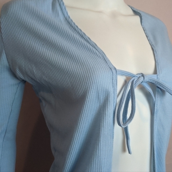 PrettyLittleThing Light Blue Ribbed Tie Front Long Sleeve Crop Top size 2 - Picture 2 of 6